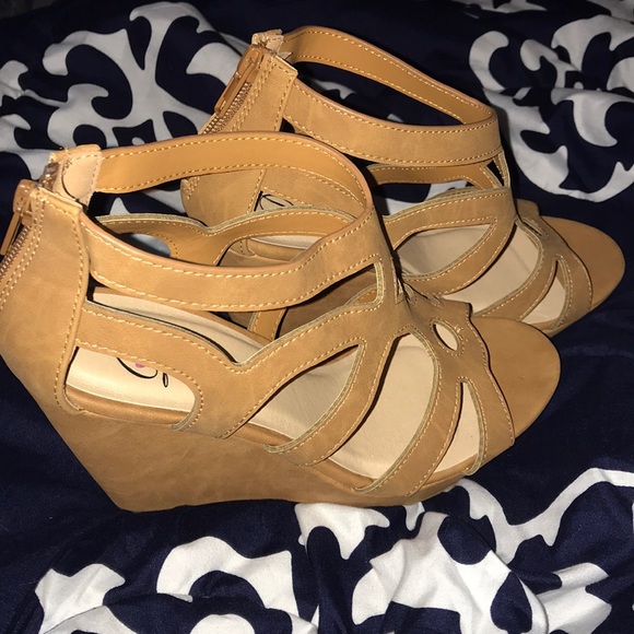 UOI Boutique Brown Wedges - Picture 1 of 11